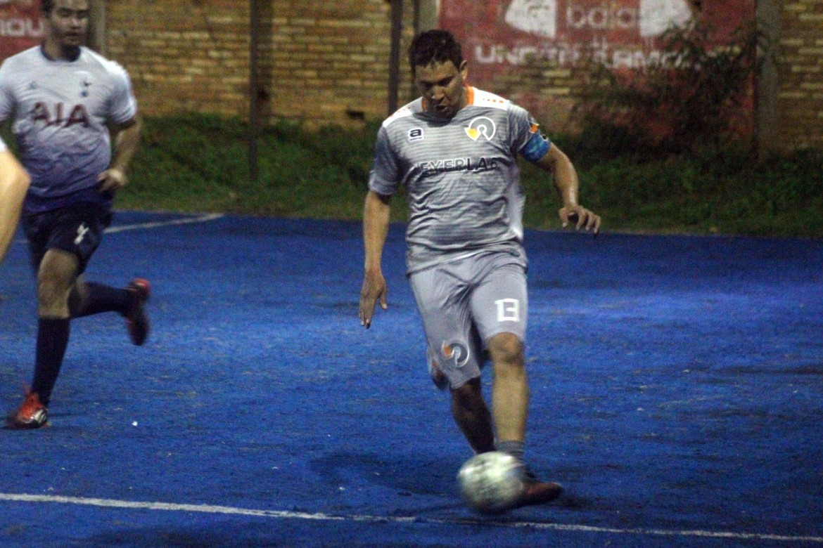Ángel Riveros domina la pelota en un momento del partido que ganó su equipo por goleada.